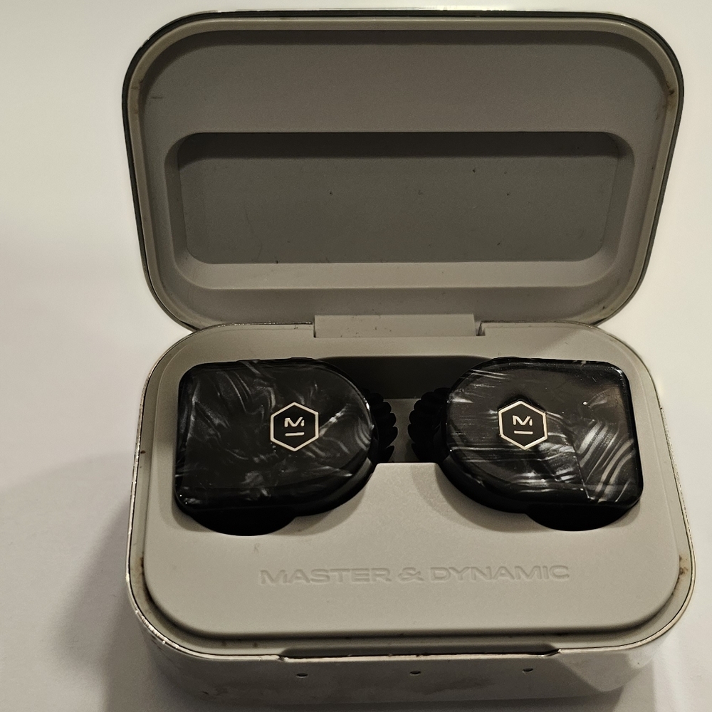 Master & Dynamic MW07 plus earbuds